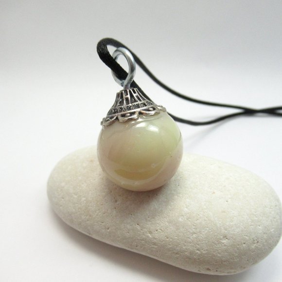 Uranium glass marble pendant - Picture 3 of 11